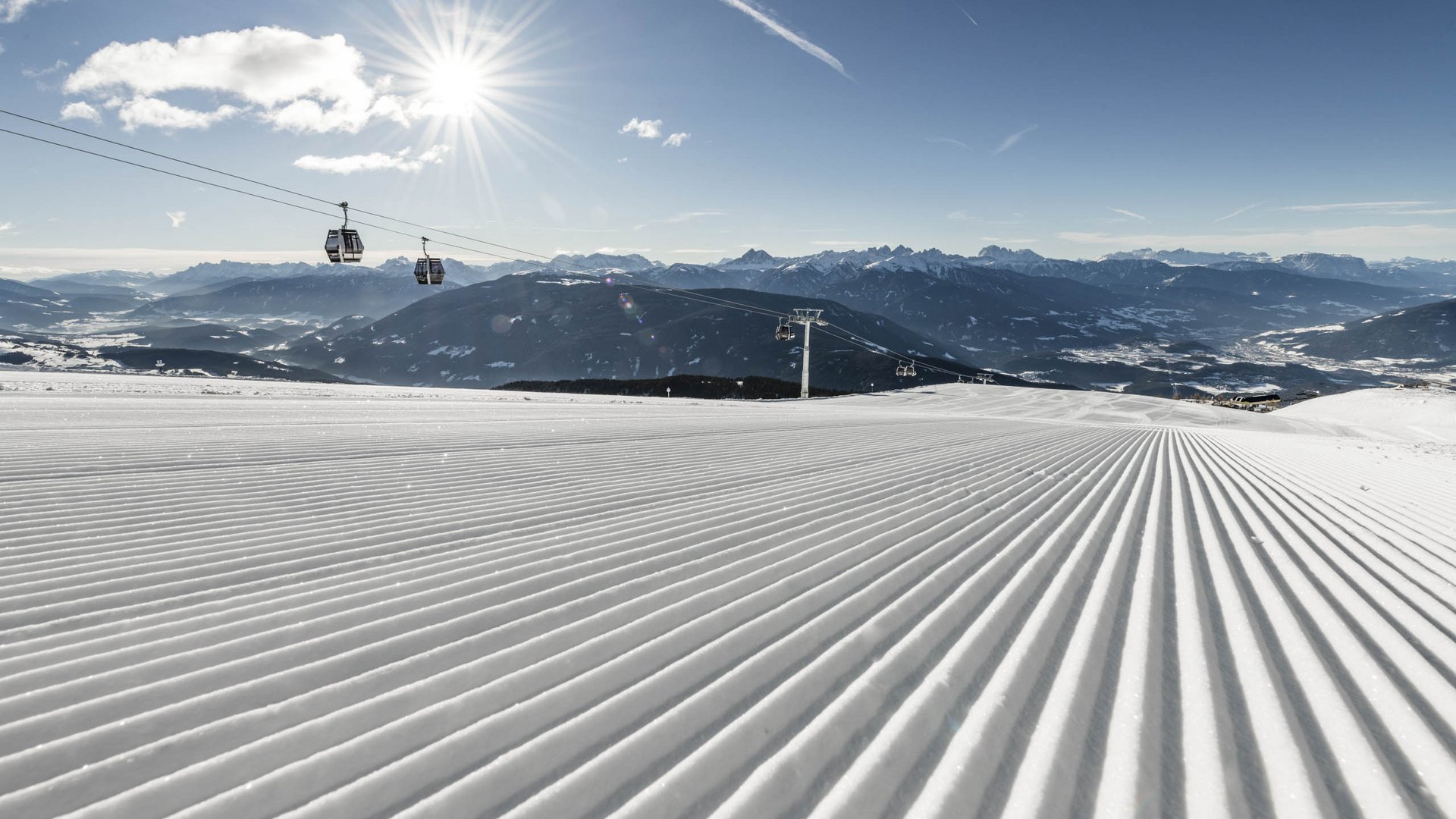 Sciare in Alto Adige: Rio Pusteria Pista da sci battuta con seggiovie e montagne sullo sfondo
