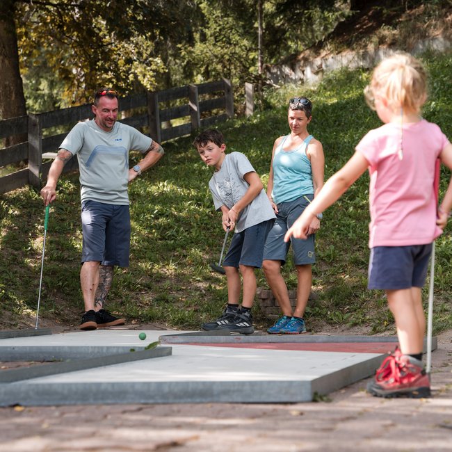 Brixen Südtirol Card: mezzi pubblici, impianti di risalita e musei son gratis Famiglia che gioca a minigolf all'aperto in una giornata soleggiata