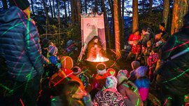 L’Avvento di Terento Bambini e adulti ascoltano una storia attorno al fuoco nel bosco