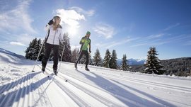 La pista di fondo sull’Alpe di Rodengo e Luson Due persone che fanno sci di fondo su neve soleggiata