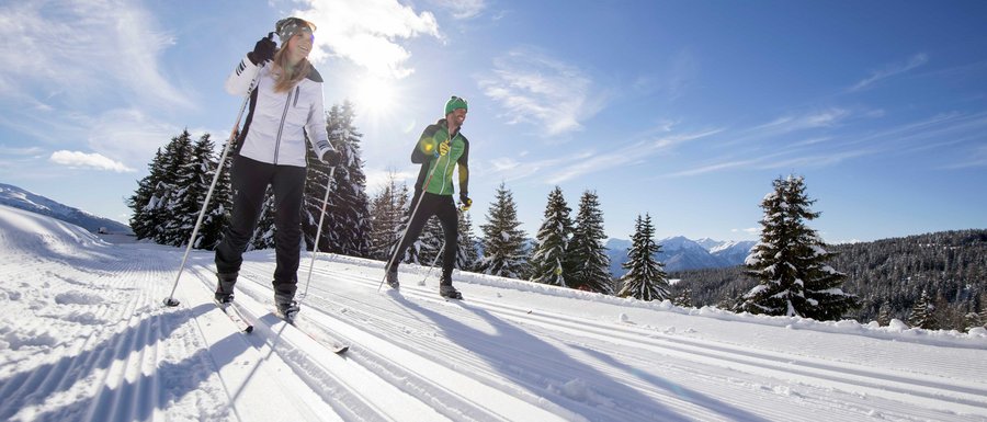 Le località dell’area vacanze Rio Pusteria Due persone che fanno sci di fondo su neve soleggiata