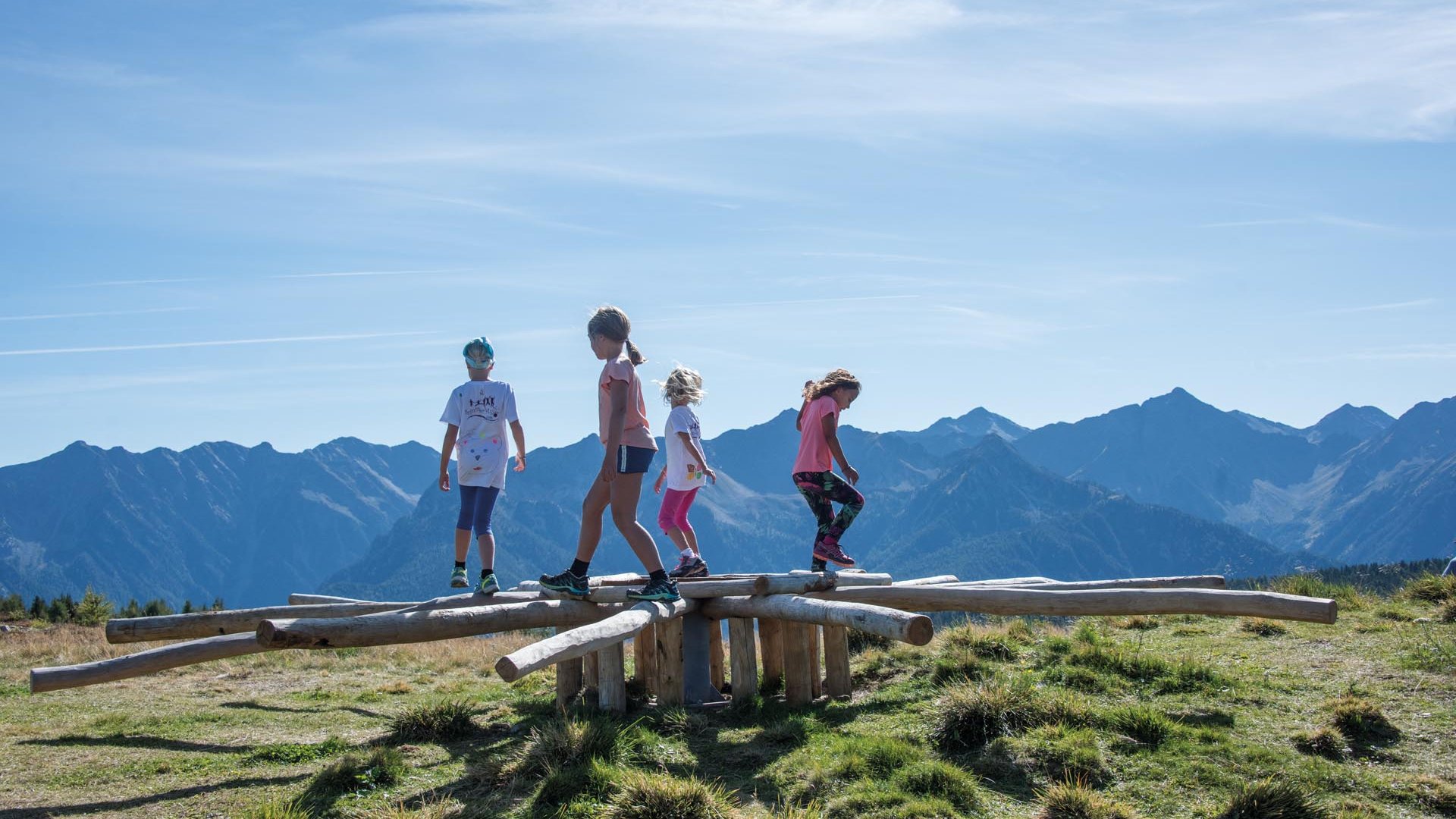 Il Parco Avventura Jochtal Bambini su un giocattolo di legno nella valle di Jochtal