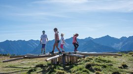 Il Parco Avventura Jochtal Bambini su un giocattolo di legno nella valle di Jochtal