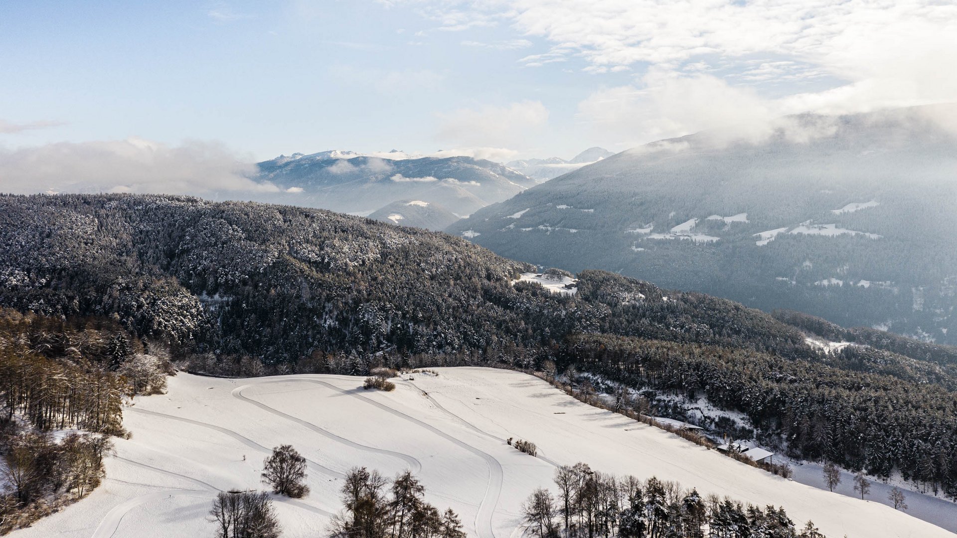 Terento in Val Pusteria Paesaggio invernale con montagne e boschi innevati sotto un cielo azzurro