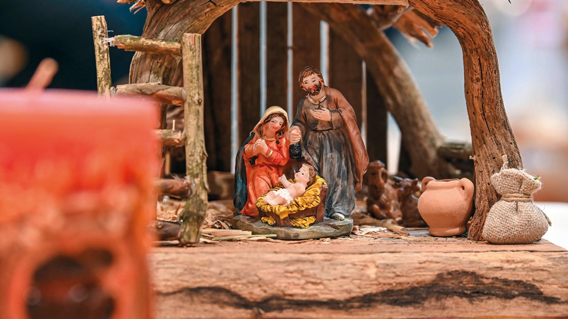 L’Avvento di Terento Presepe con statuine di Maria, Giuseppe e Gesù bambino in stalla di legno