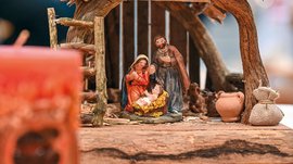 L’Avvento di Terento Presepe con statuine di Maria, Giuseppe e Gesù bambino in stalla di legno