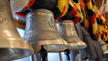Vacanze sostenibili in Alto Adige Primo piano di campanacci di metallo decorati con drappi colorati