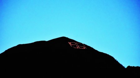 Vacanze sostenibili in Alto Adige Numero luminoso 1981 su una montagna al crepuscolo