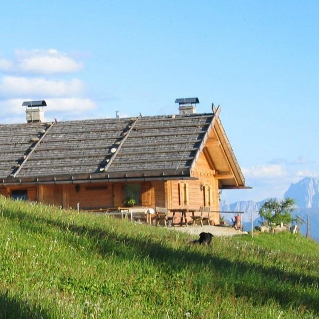 Moser Hütte Si vede la Moserhütte dall'esterno, circondata da prati e montagne