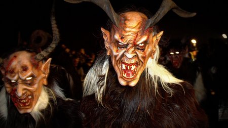 Vacanze sostenibili in Alto Adige Persone con costumi spaventosi di Krampus di notte