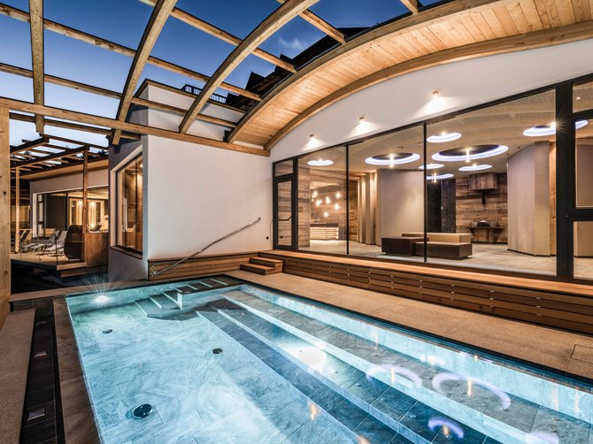 Benvenuti nell’Area Vacanze Sci e Malghe Rio Pusteria! Area benessere moderna con piscina illuminata e parete di vetro