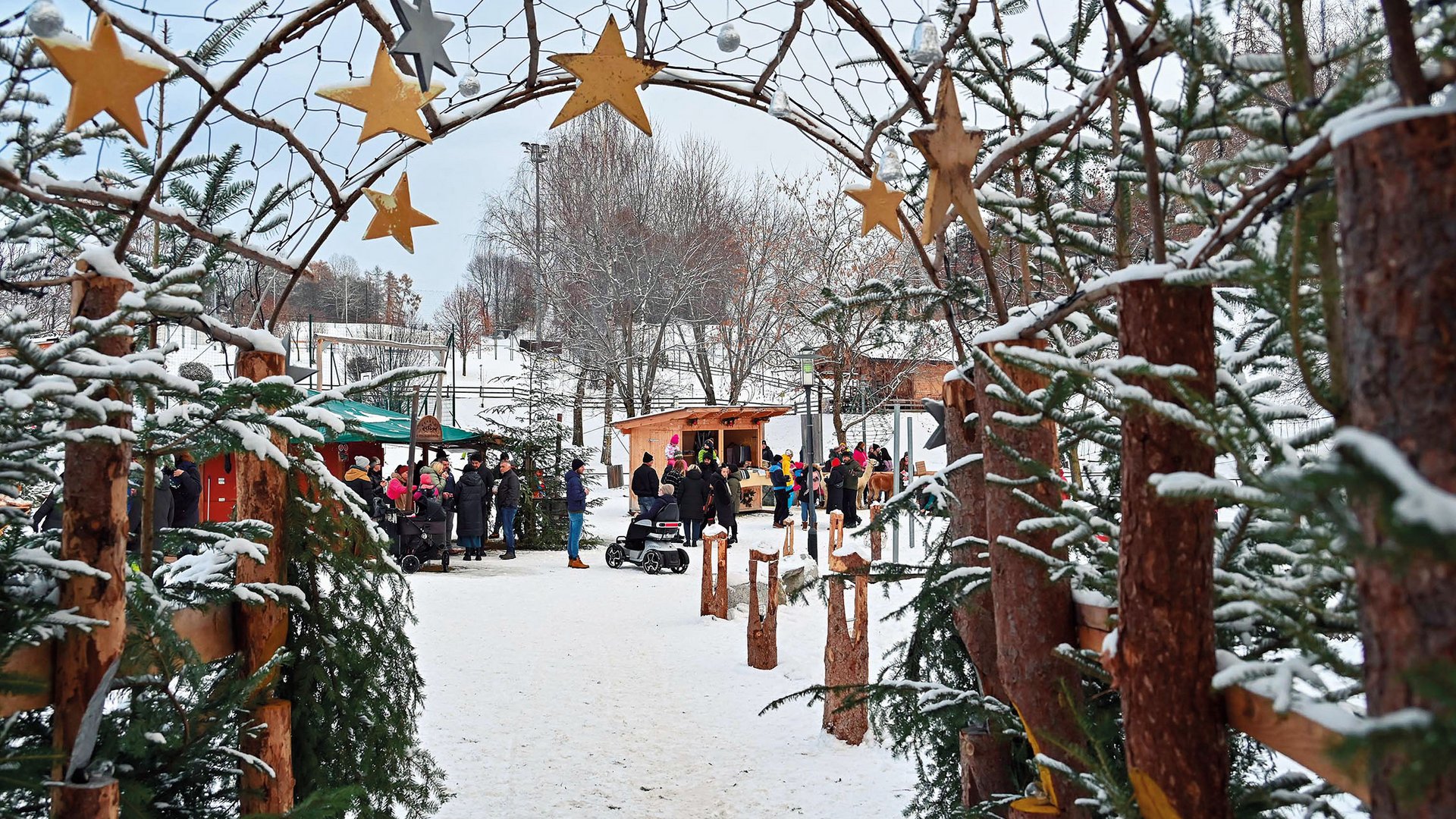 L’Avvento di Terento Mercato invernale con stelle decorative e persone sulla neve