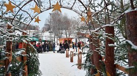 L’Avvento di Terento Mercato invernale con stelle decorative e persone sulla neve