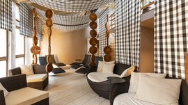 La piscina Alpinpool a Maranza Diverse possibilità di sdraiarsi nella zona relax di una sauna