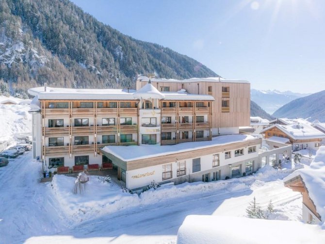 Benvenuti nell’Area Vacanze Sci e Malghe Rio Pusteria! Hotel in paese di montagna innevato con sole