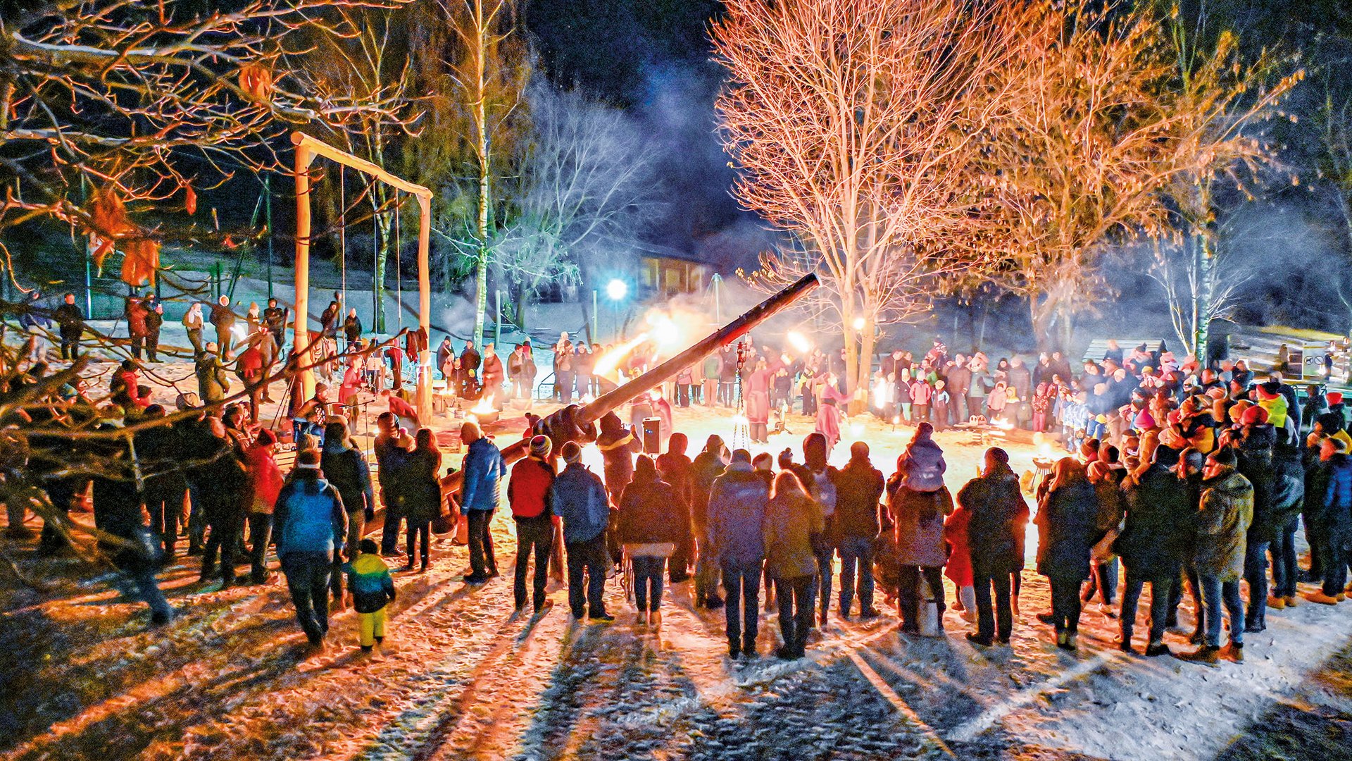 L’Avvento di Terento Persone radunate di notte intorno a un falò sulla neve