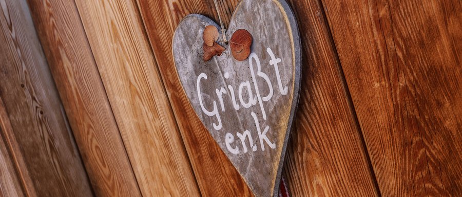 Le località dell’area vacanze Rio Pusteria Un cuore di legno con l'iscrizione "Griaßt enk"
