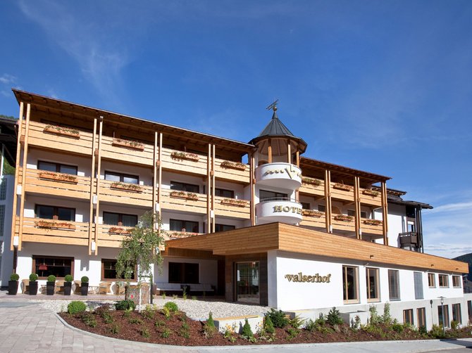 Benvenuti nell’Area Vacanze Sci e Malghe Rio Pusteria! Hotel Valserhof sotto un cielo azzurro in montagna