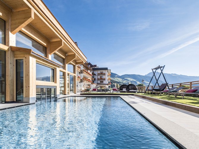 Benvenuti nell’Area Vacanze Sci e Malghe Rio Pusteria! Piscina all'aperto vicino a hotel con vista sulle montagne