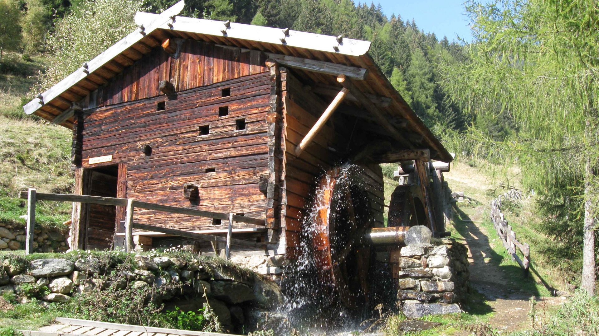 Il Sentiero dei Mulini a Terento Mulino ad acqua di legno in paesaggio montano boscoso