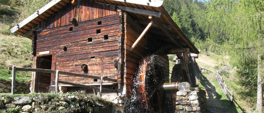 Le località dell’area vacanze Rio Pusteria Mulino ad acqua di legno in paesaggio montano boscoso