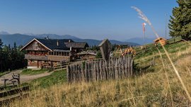 Escursioni a Terento, in Val Pusteria Casa rustica in legno in montagna con recinto e cielo limpido