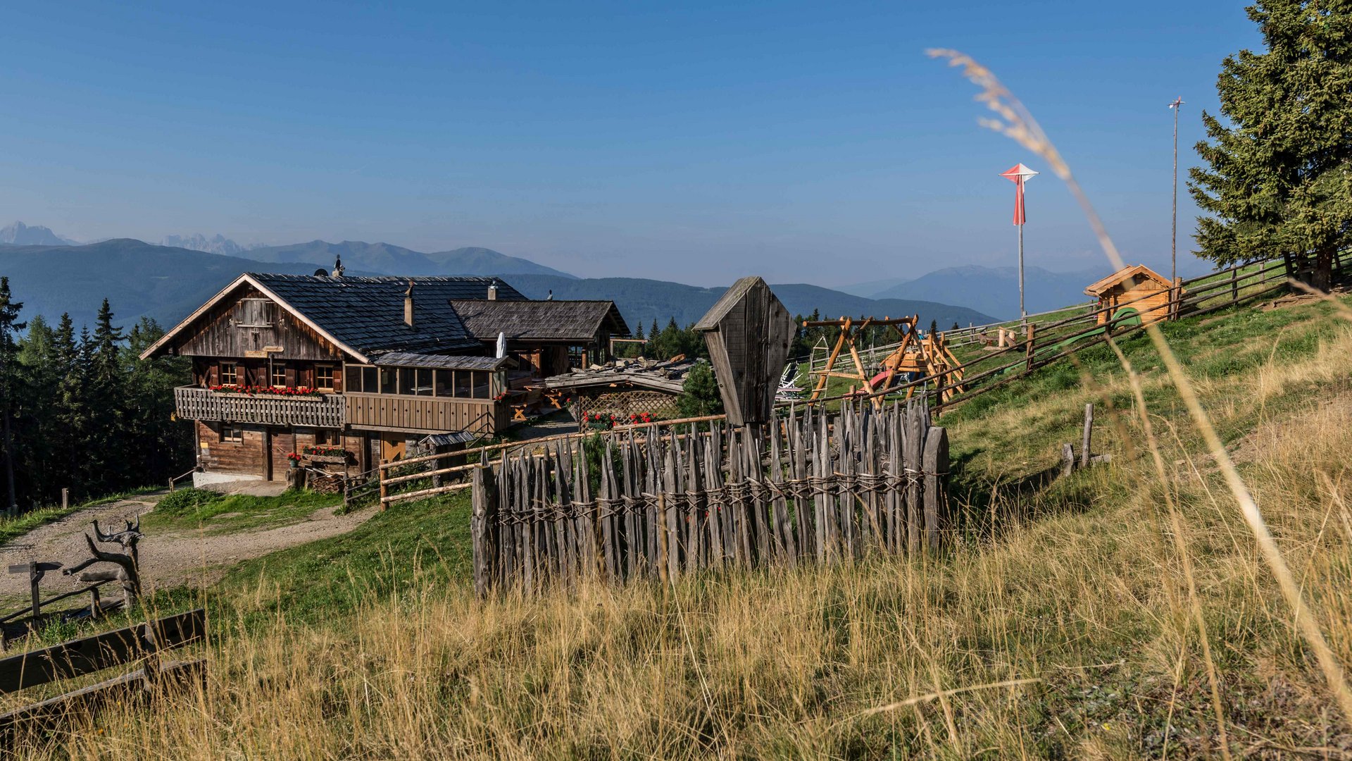 Escursioni a Terento, in Val Pusteria Casa rustica in legno in montagna con recinto e cielo limpido