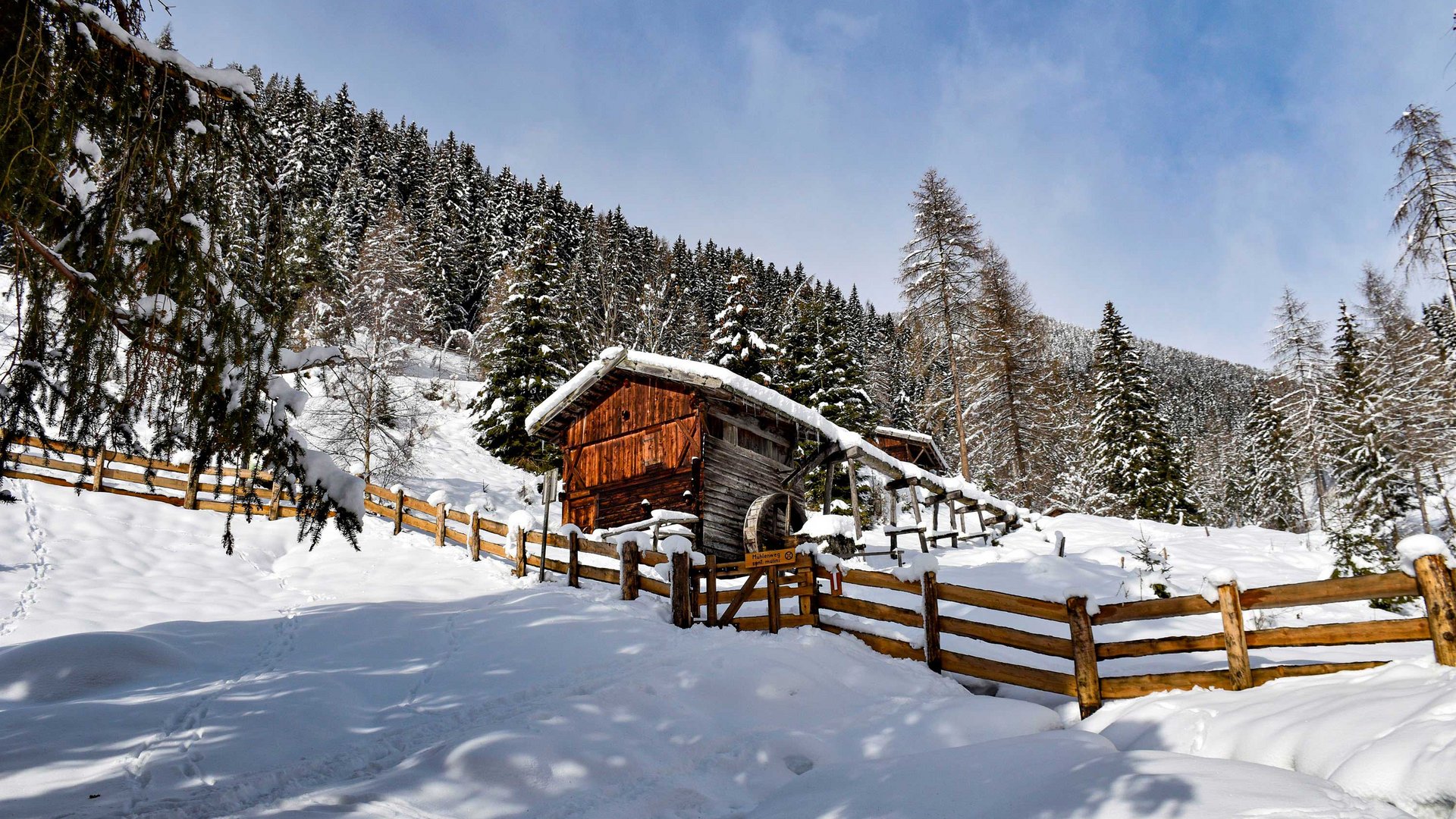 Escursioni a Terento, in Val Pusteria Casetta di legno innevata in una foresta invernale