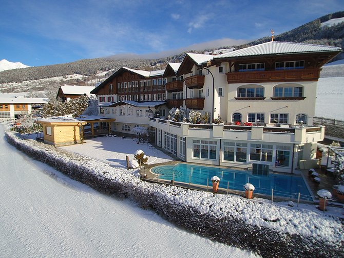 Benvenuti nell’Area Vacanze Sci e Malghe Rio Pusteria! Hotel con piscina esterna in paesaggio innevato di montagna