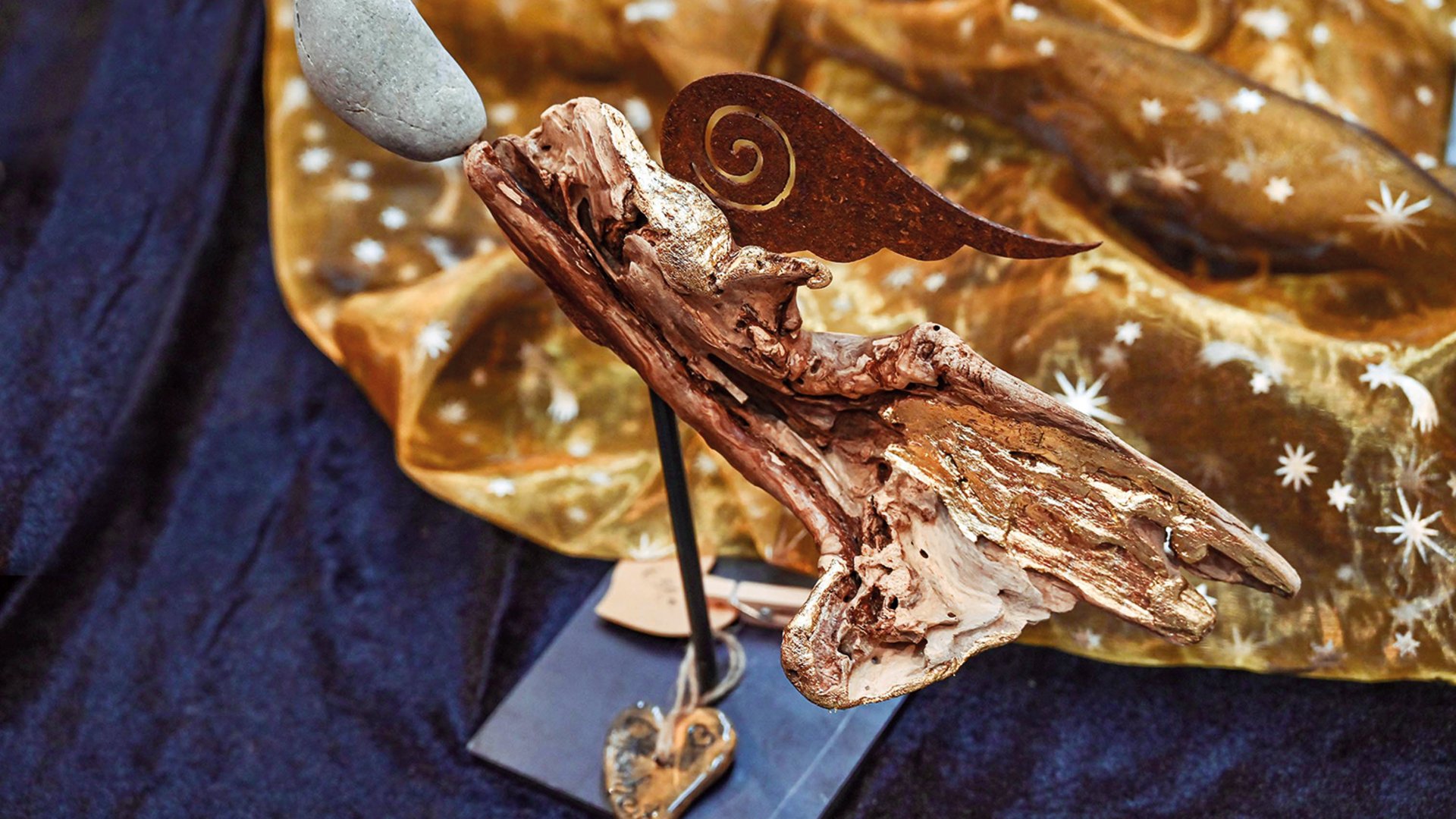 L’Avvento di Terento Opera d'arte in legno con ala di metallo e pietra su base nera