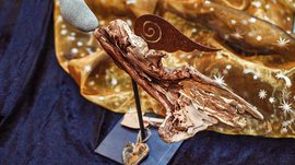 L’Avvento di Terento Opera d'arte in legno con ala di metallo e pietra su base nera