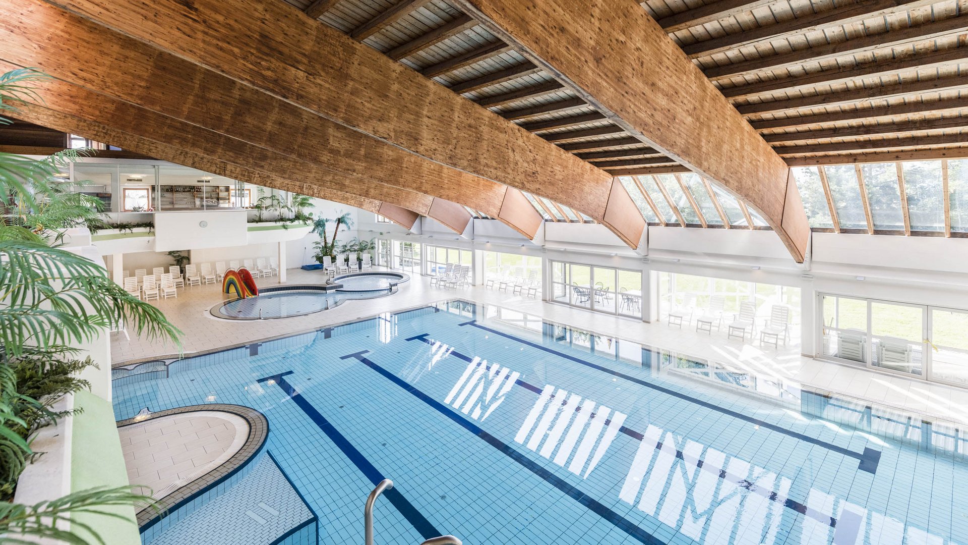 La piscina Alpinpool a Maranza Piscina in una piscina coperta