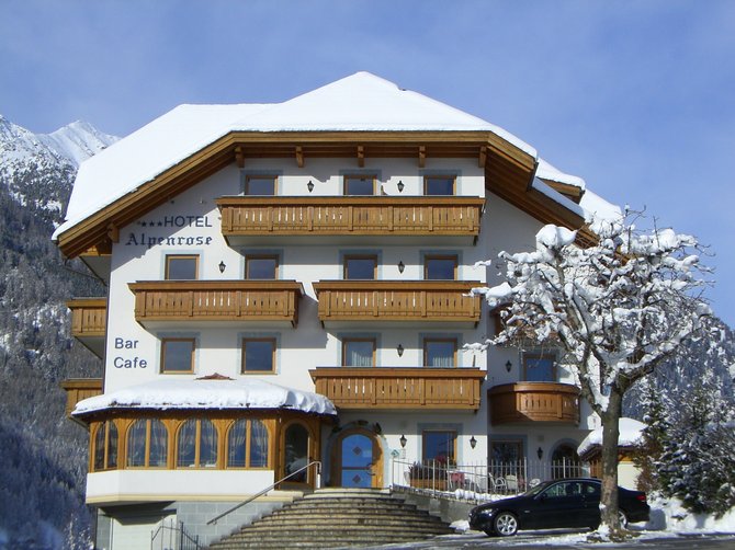 Benvenuti nell’Area Vacanze Sci e Malghe Rio Pusteria! Hotel innevato con balconi in legno in paesaggio alpino invernale