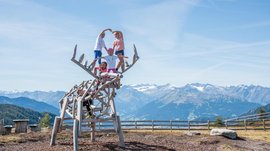 Il Parco Avventura Jochtal Bambini che giocano su un cervo da arrampicata in legno nella valle di Jochtal