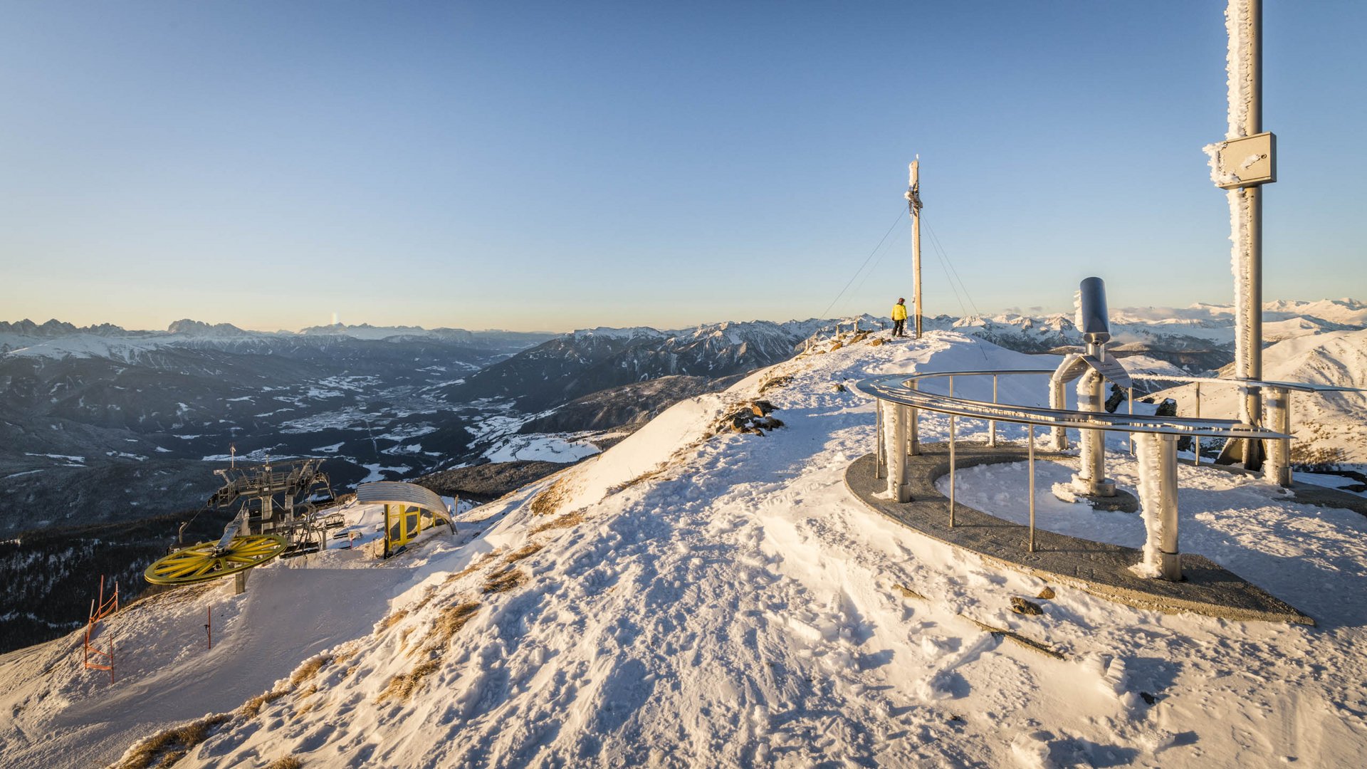 La piattaforma panoramica Gitschberga a Maranza (BZ) Cima innevata con seggiovia e vista sulle montagne