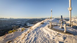 La piattaforma panoramica Gitschberga a Maranza (BZ) Cima innevata con seggiovia e vista sulle montagne