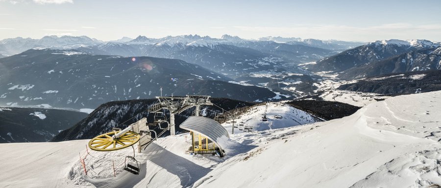 Le località dell’area vacanze Rio Pusteria Seggiovia su monte innevato con vista sulle Alpi