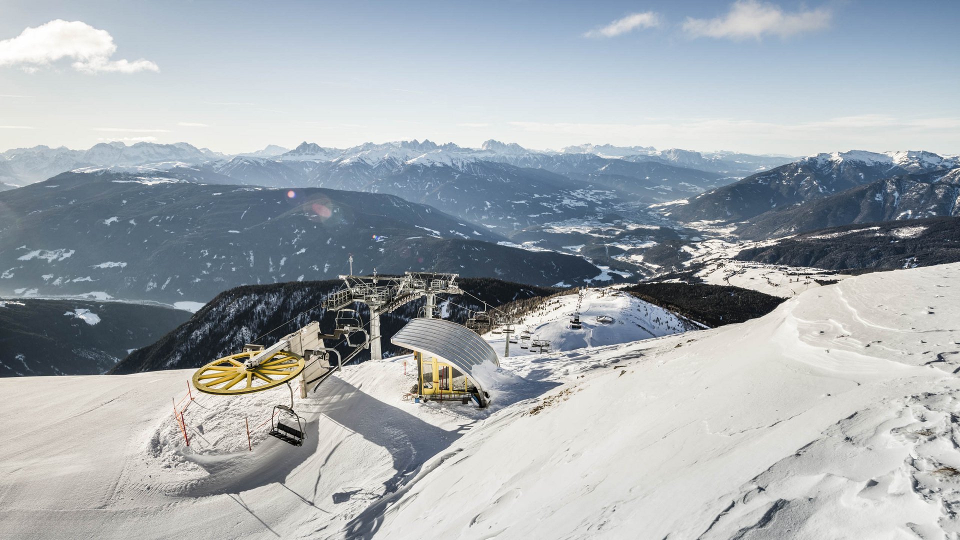 Sciare in Alto Adige: Rio Pusteria Seggiovia su monte innevato con vista sulle Alpi