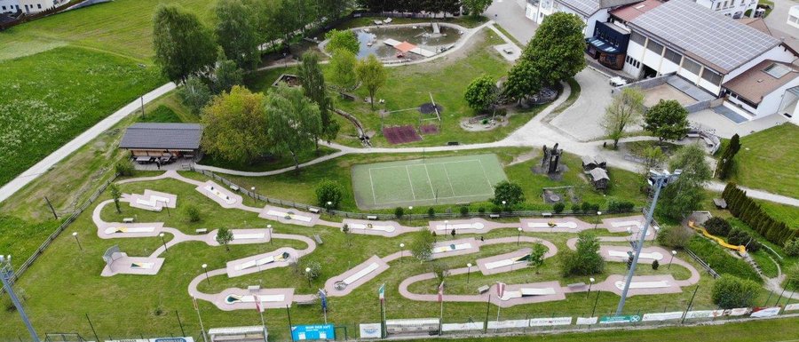 Le località dell’area vacanze Rio Pusteria Vista aerea di un campo da minigolf e edifici in un villaggio
