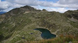 Escursioni a Terento, in Val Pusteria Paesaggio montano con lago sotto cielo nuvoloso