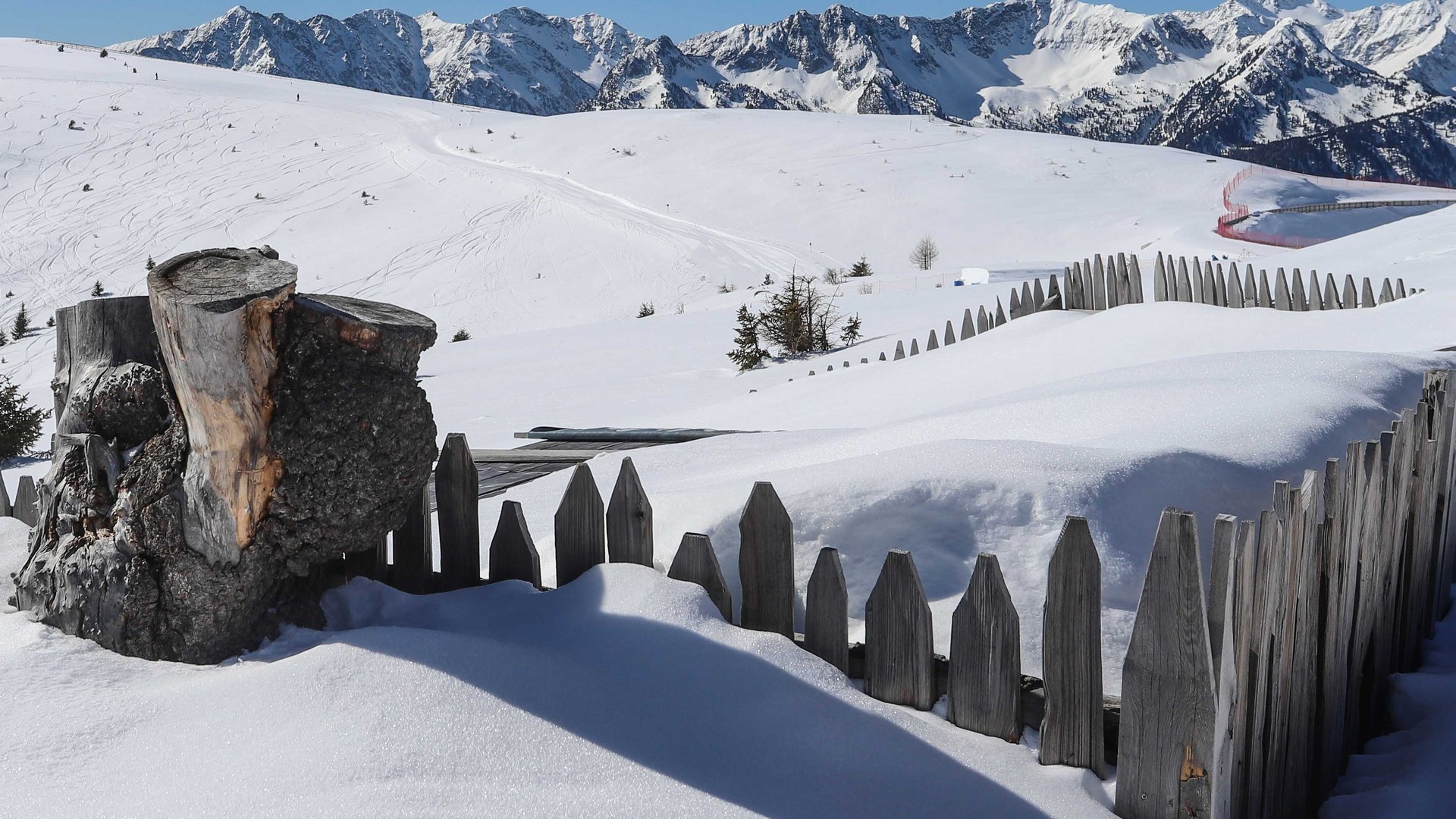 Escursioni a Spinga: qualche consiglio Recinzione innevata con panorama montano invernale