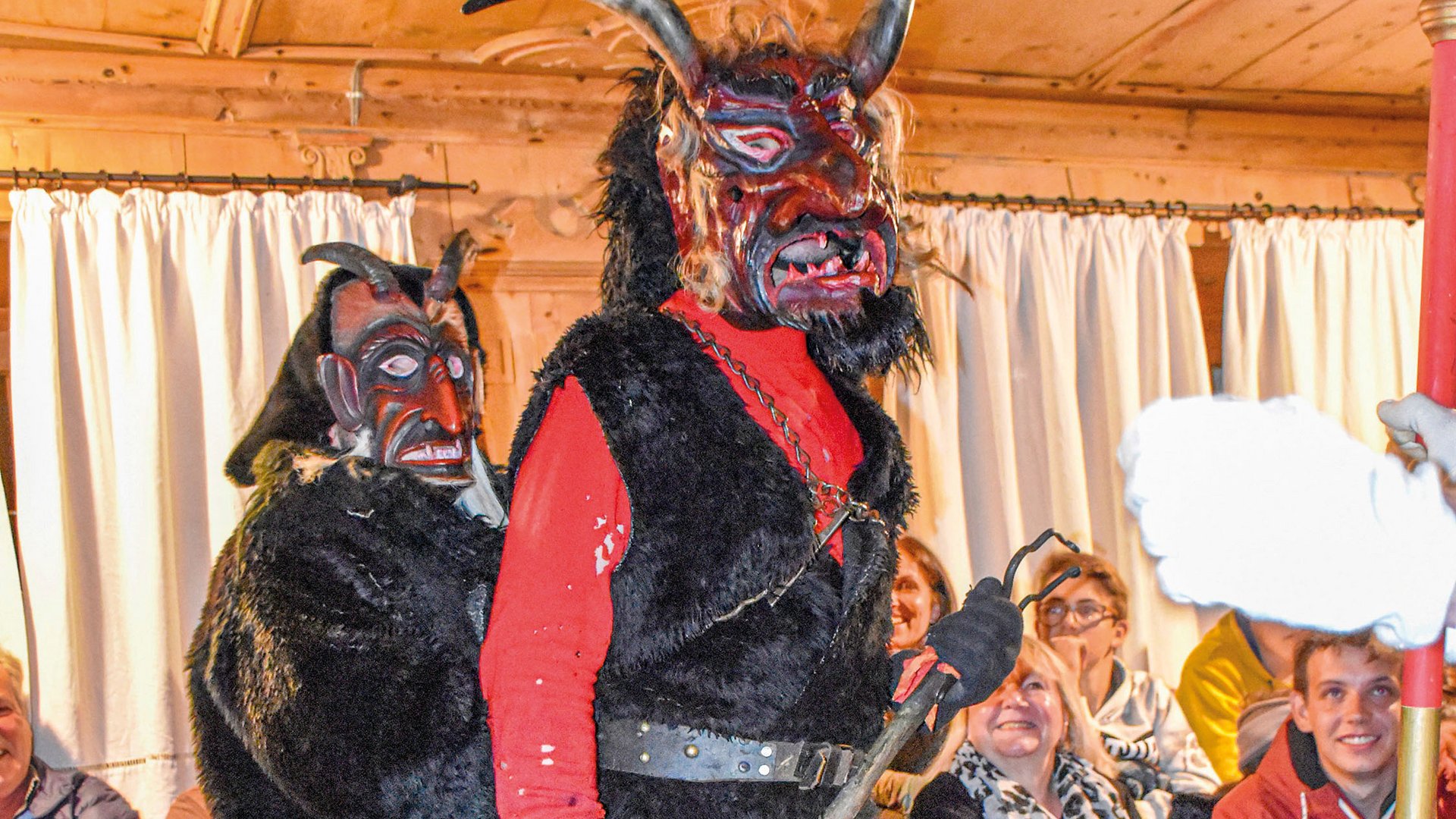 L’Avvento di Terento Due persone travestite con maschere da diavolo e corna a un evento