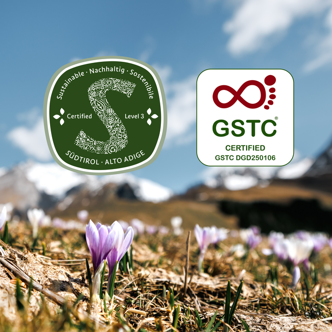 Vacanze sostenibili in Alto Adige Marchi di certificazione per lo sviluppo sostenibile con fiori in una valle montana