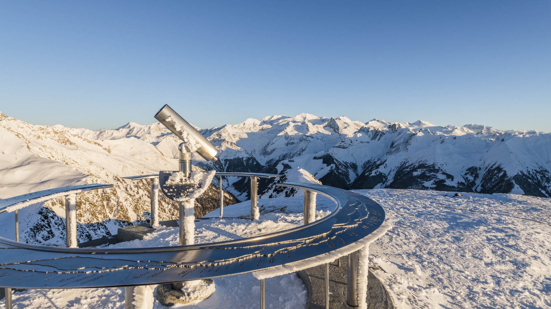 La piattaforma panoramica Gitschberga a Maranza (BZ) Cannocchiale su cima innevata con vista sulle montagne alpine