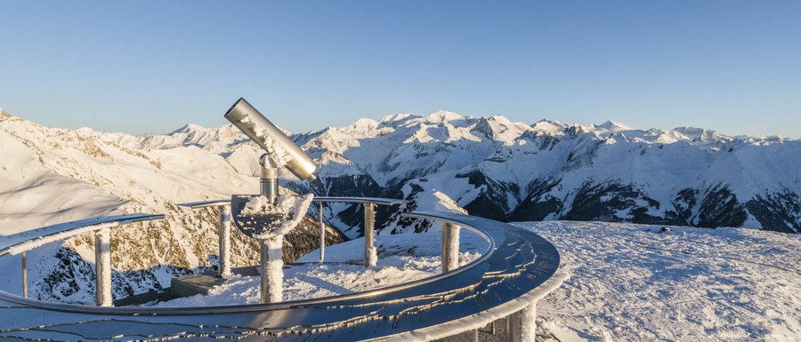 Le località dell’area vacanze Rio Pusteria Cannocchiale su cima innevata con vista sulle montagne alpine