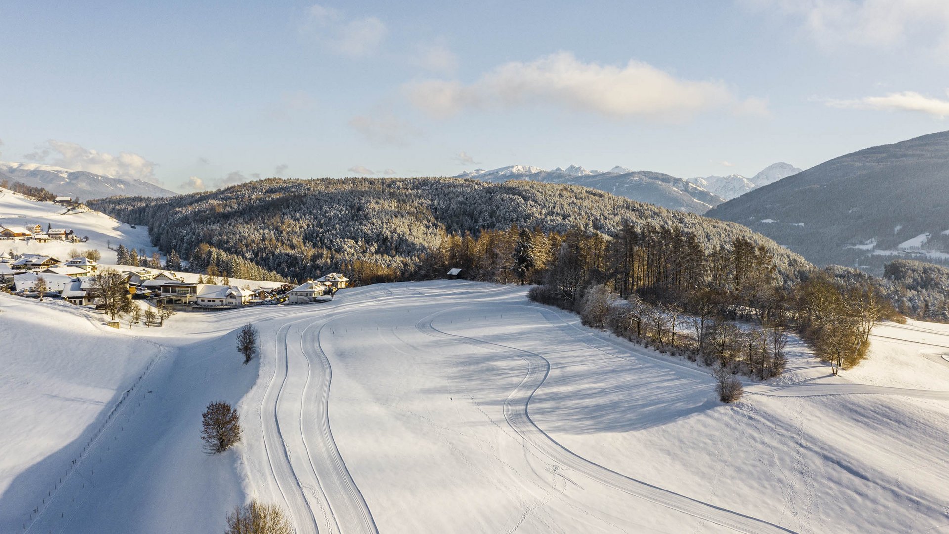 Terento in Val Pusteria Paesaggio innevato con montagne e bosco in inverno