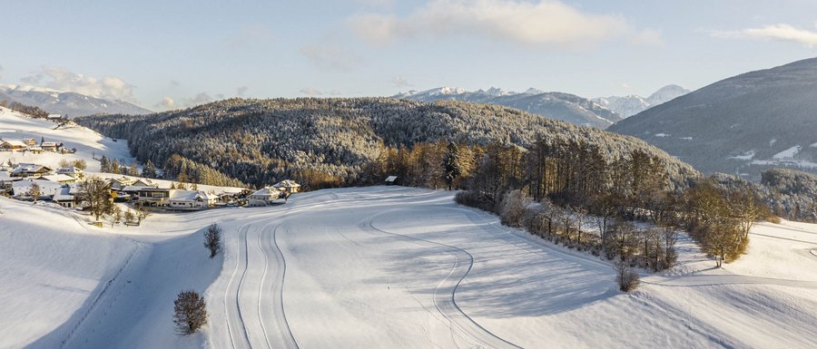 Le località dell’area vacanze Rio Pusteria Paesaggio innevato con montagne e bosco in inverno