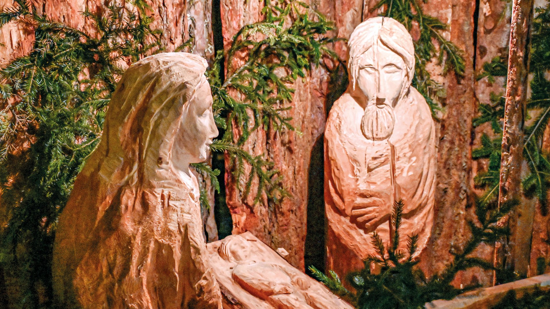 L’Avvento di Terento Figure di legno della Sacra Famiglia in presepe con rami di abete