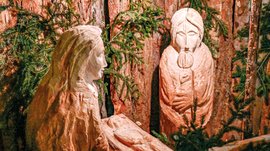 L’Avvento di Terento Figure di legno della Sacra Famiglia in presepe con rami di abete