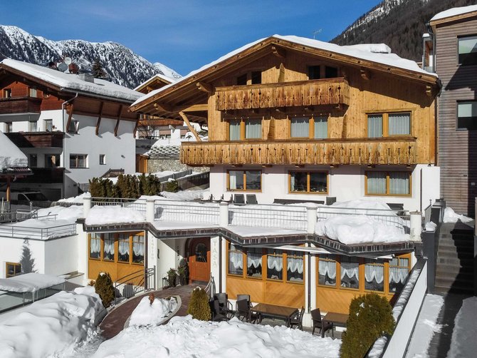 Benvenuti nell’Area Vacanze Sci e Malghe Rio Pusteria! Casa in legno innevata con vista sulle montagne e cielo sereno